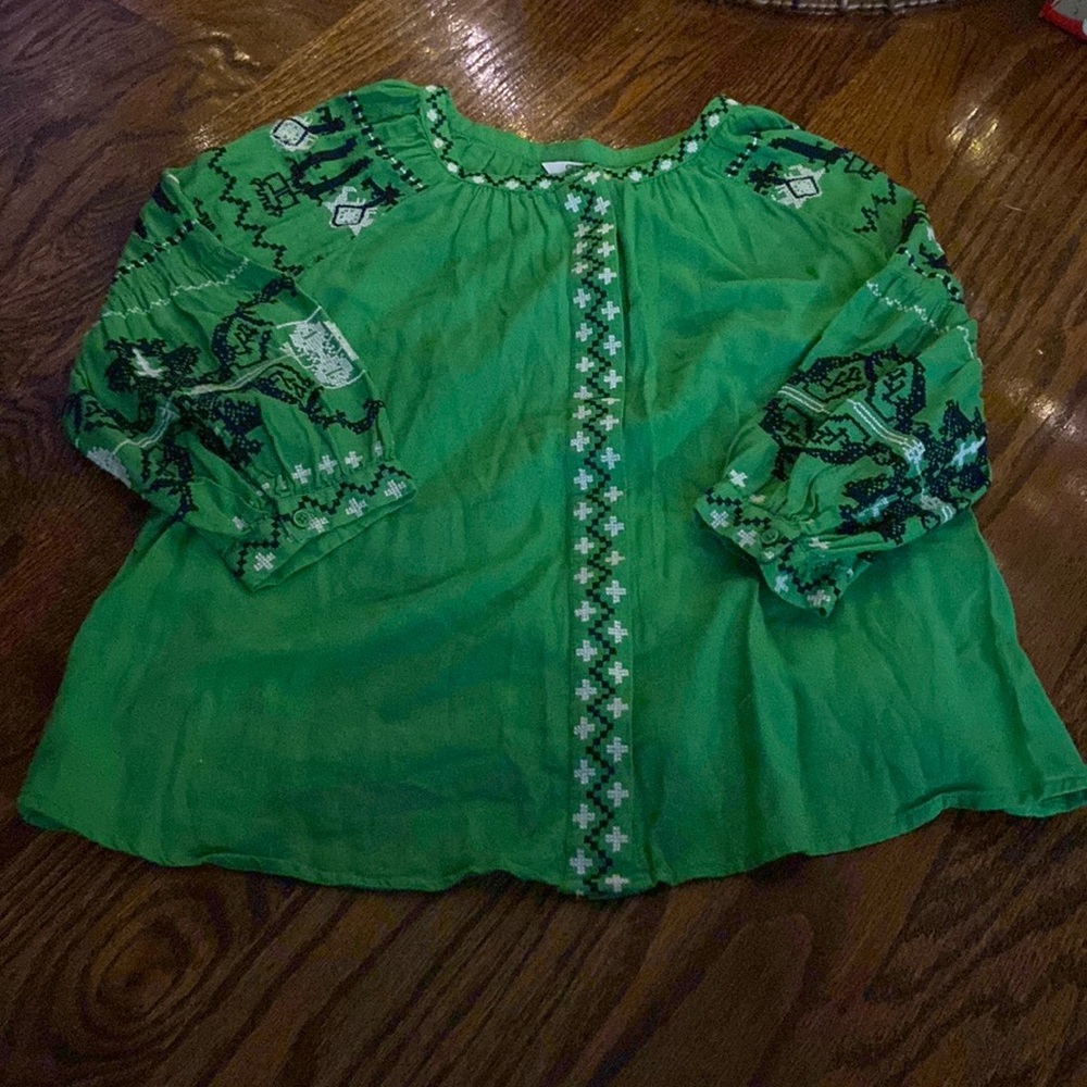 crown & ivy Green Embroidered Peasant Top